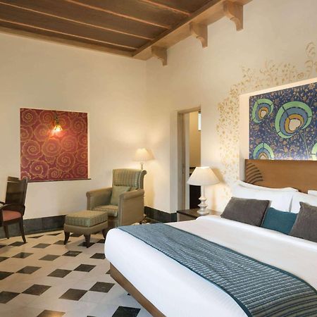 Ramada Udaipur Resort & Spa Eksteriør billede